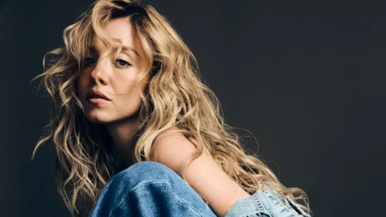 Sydney Sweeney'den şaşırtan bakım rutini! Ayna karşısında y&uuml;z&uuml;n&uuml; tıraş etti