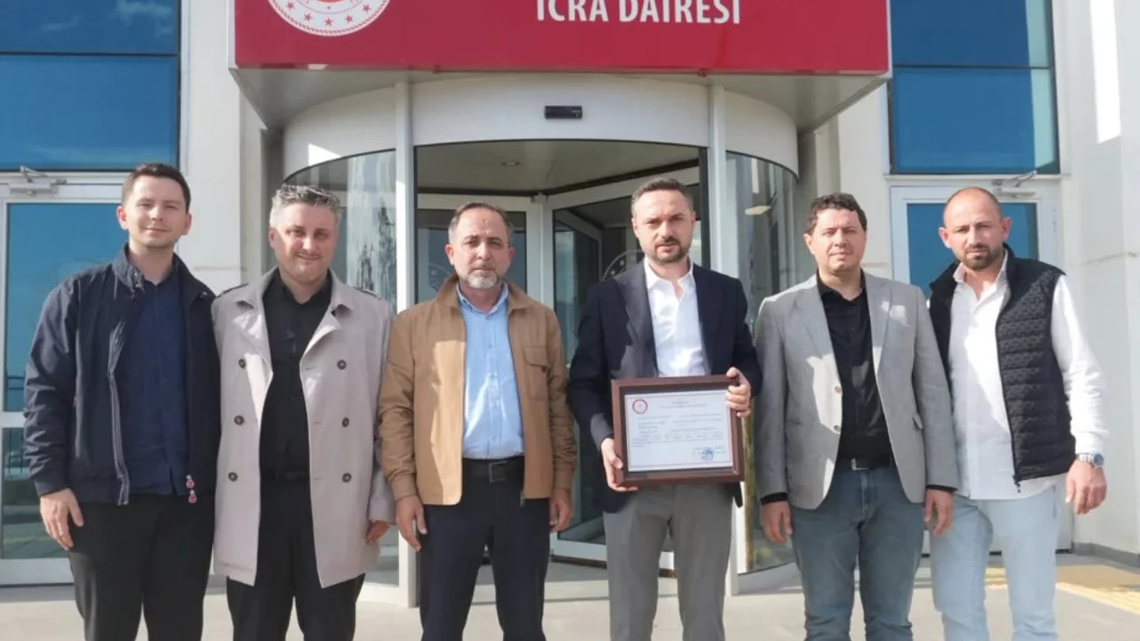 Orhangazi TSO'da se&ccedil;im bitti, yeni başkan mazbatasını aldı! İşte y&ouml;netim listesi