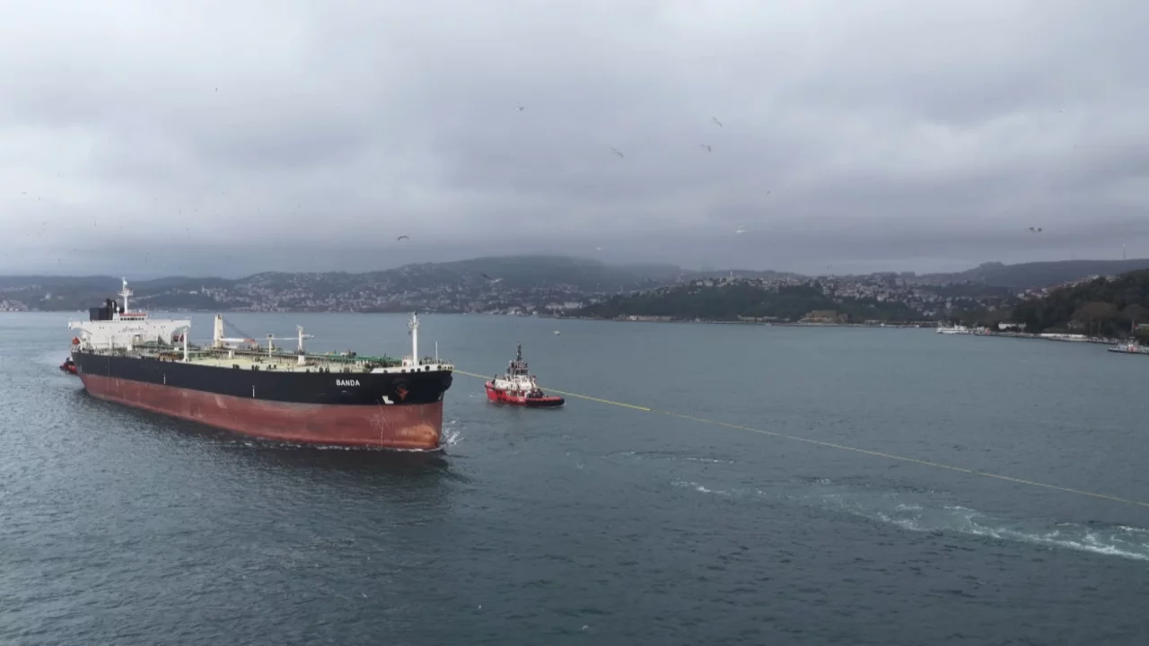 İstanbul Boğazı'nda dikkat &ccedil;eken ge&ccedil;iş! G&uuml;nlerce karaya oturan dev tanker kurtarıldı
