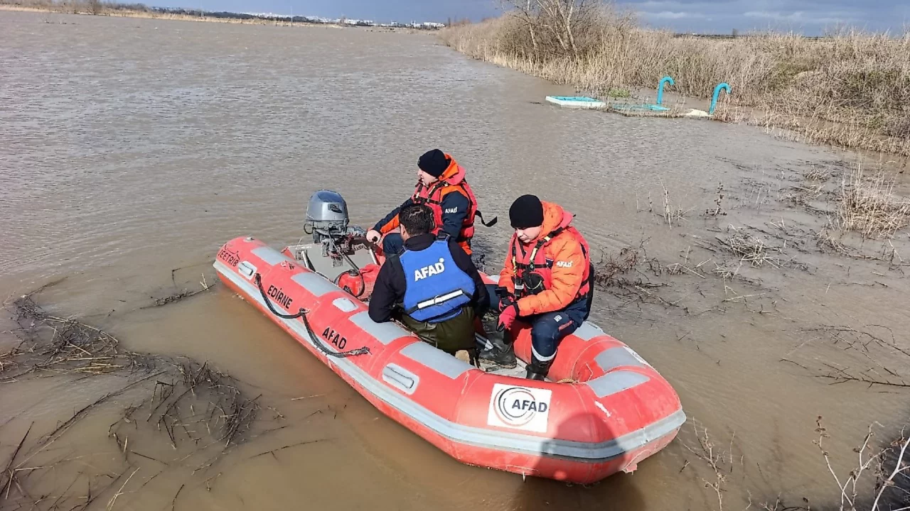 Edirne'de Meriç Nehri'nde mahsur kaldılar! 11 düzensiz göçmeni AFAD kurtardı