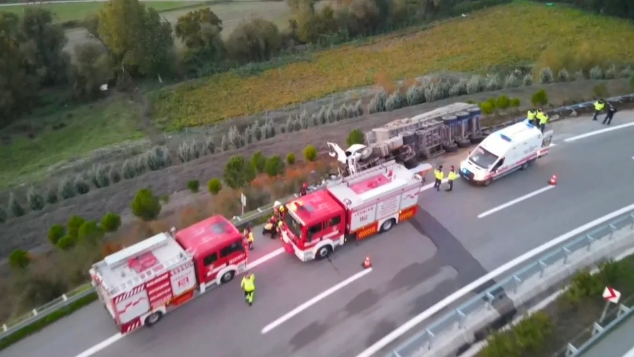 Bursa-Balıkesir otoyolunda tır dehşeti! 2 kişi yaralandı, birinin durumu ağır