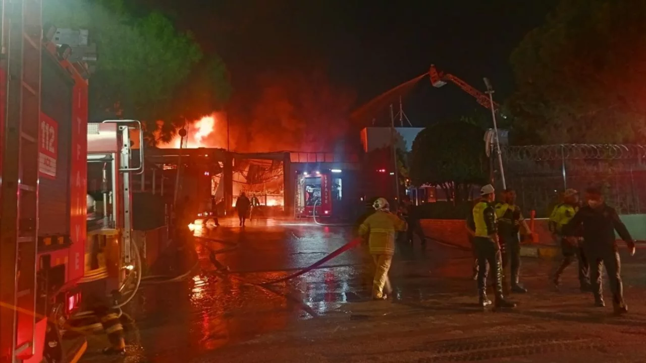 Manisa'da ak&uuml; fabrikasında yangın