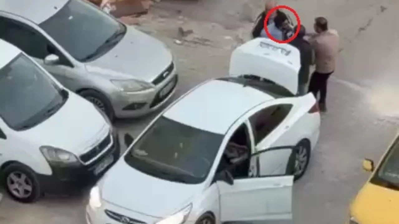 Sokak ortasında dehşet! Darp ettikleri kişiyi bagaja koyup ka&ccedil;ırdılar