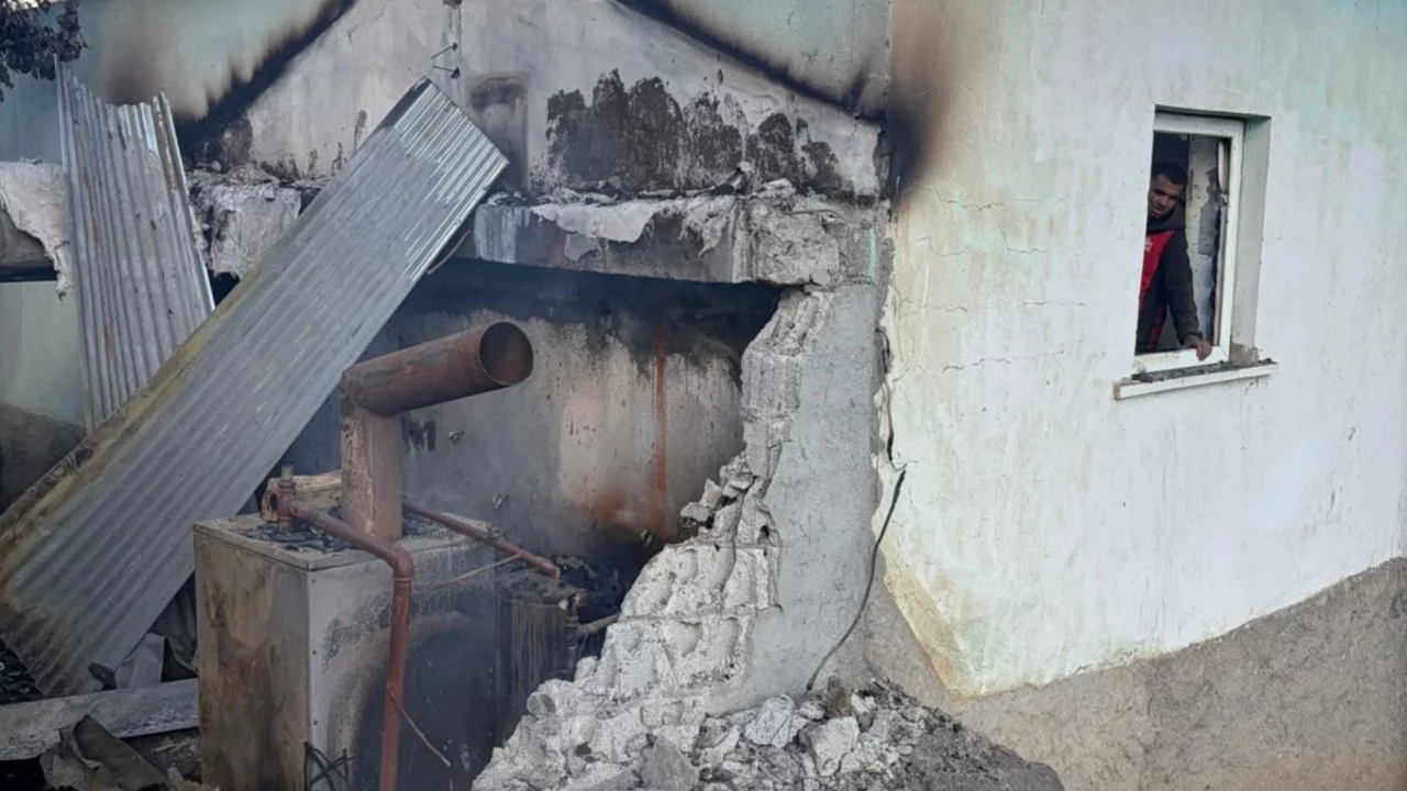 Muş'ta korkutan yangın! 5 b&uuml;y&uuml;kbaş hayvan telef oldu, evin &ccedil;atısı yandı