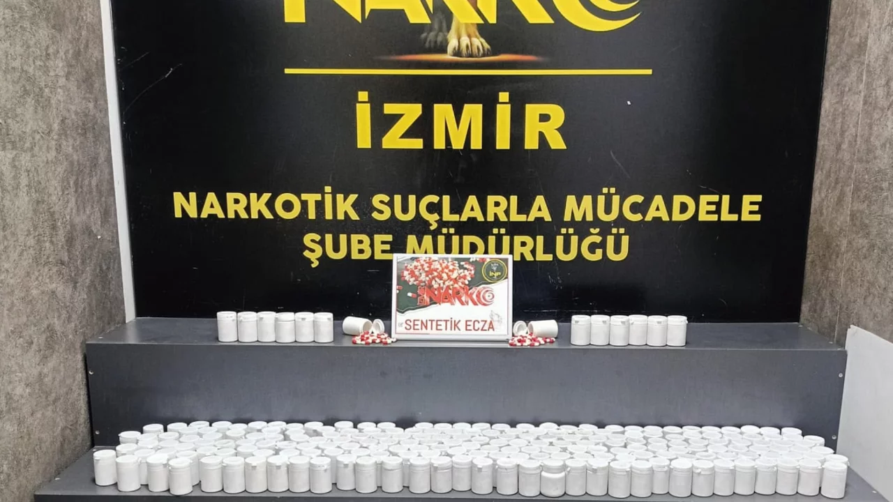 İzmir'de toprağın altından binlerce sentetik ecza &ccedil;ıktı! 2 ş&uuml;pheli su&ccedil;&uuml;st&uuml; yakalandı