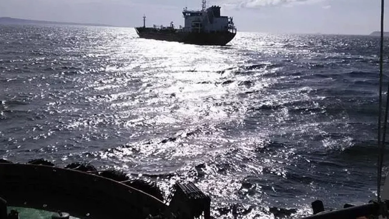 Çanakkale Boğazı'nda 118 metrelik gemi için ekipler harekete geçti