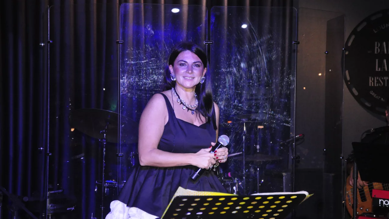 Nesrin Erol Bahtiyar Cuma gecesine şarkılarıyla renk kattı