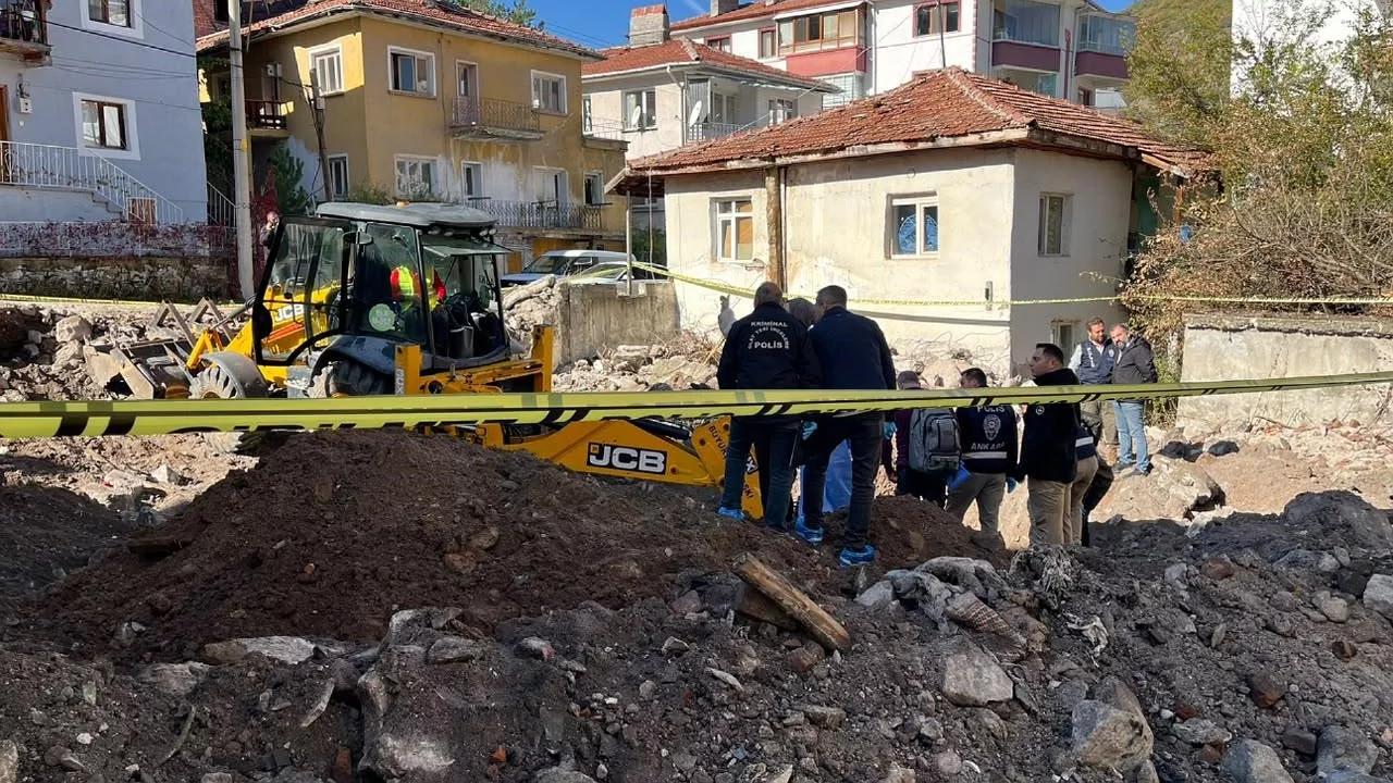 Yıllar &ouml;nce kaybolan kadının evinde korkun&ccedil; bulgu! Zeminin 2 metre altında bulundu