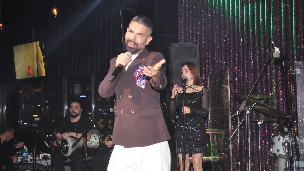 Mehmet Çevik şarkılarıyla Bursalılara dolu dolu bir cuma gecesi yaşattı