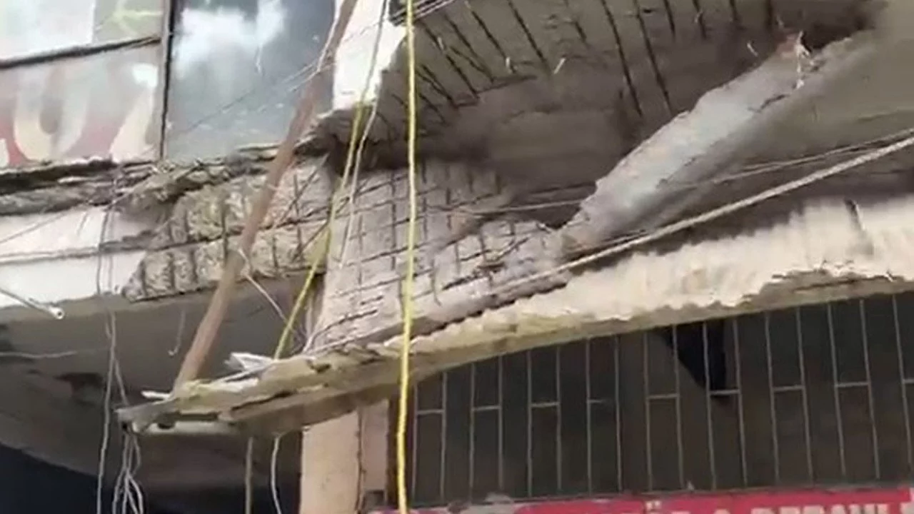 Sanayi sitesinde iş yerinin balkonu çöktü: 3 yaralı