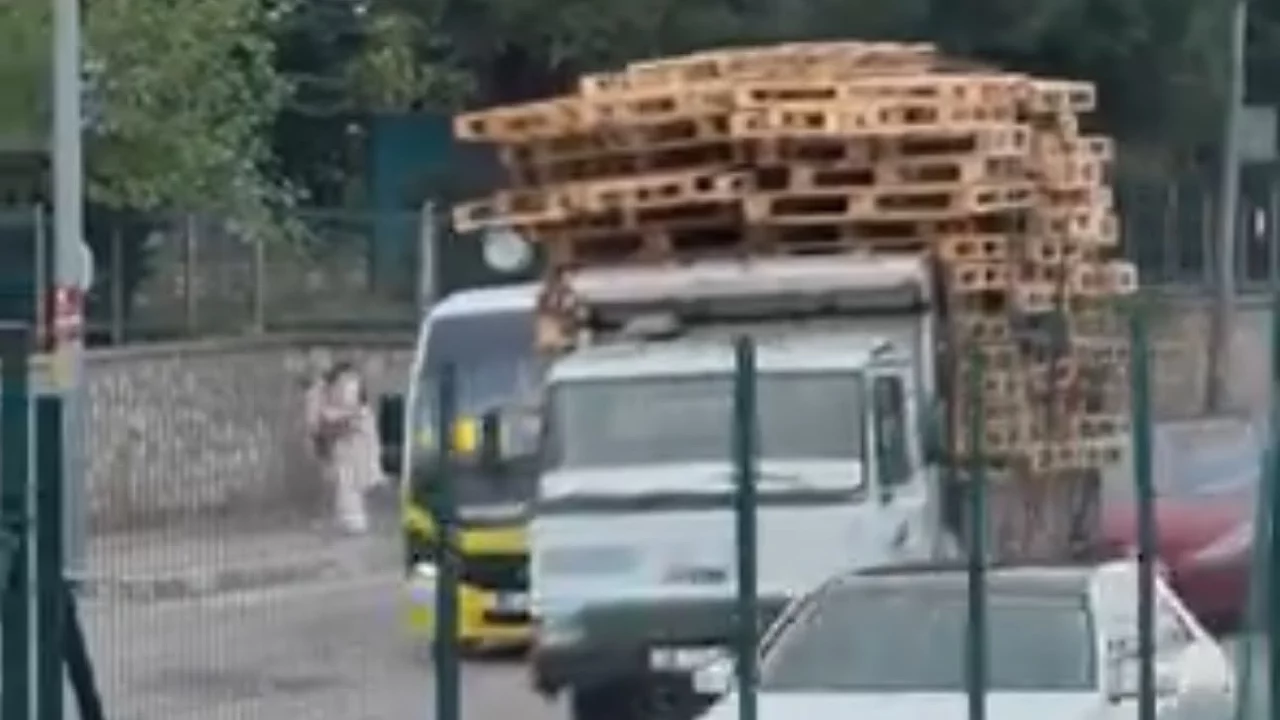 Bursa trafiğinde akılalmaz sevkiyat! D&uuml;şt&uuml; d&uuml;şecek...