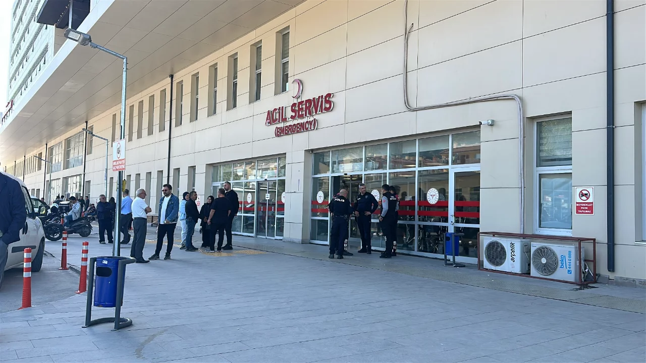 Burdur'da t&uuml;fekli kavgada 1'i ağır 3 kişi yaralandı