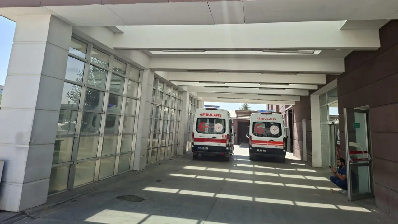 Pencereden d&uuml;şen 6 yaşındaki &ccedil;ocuk ağır yaralanarak hastaneye kaldırıldı