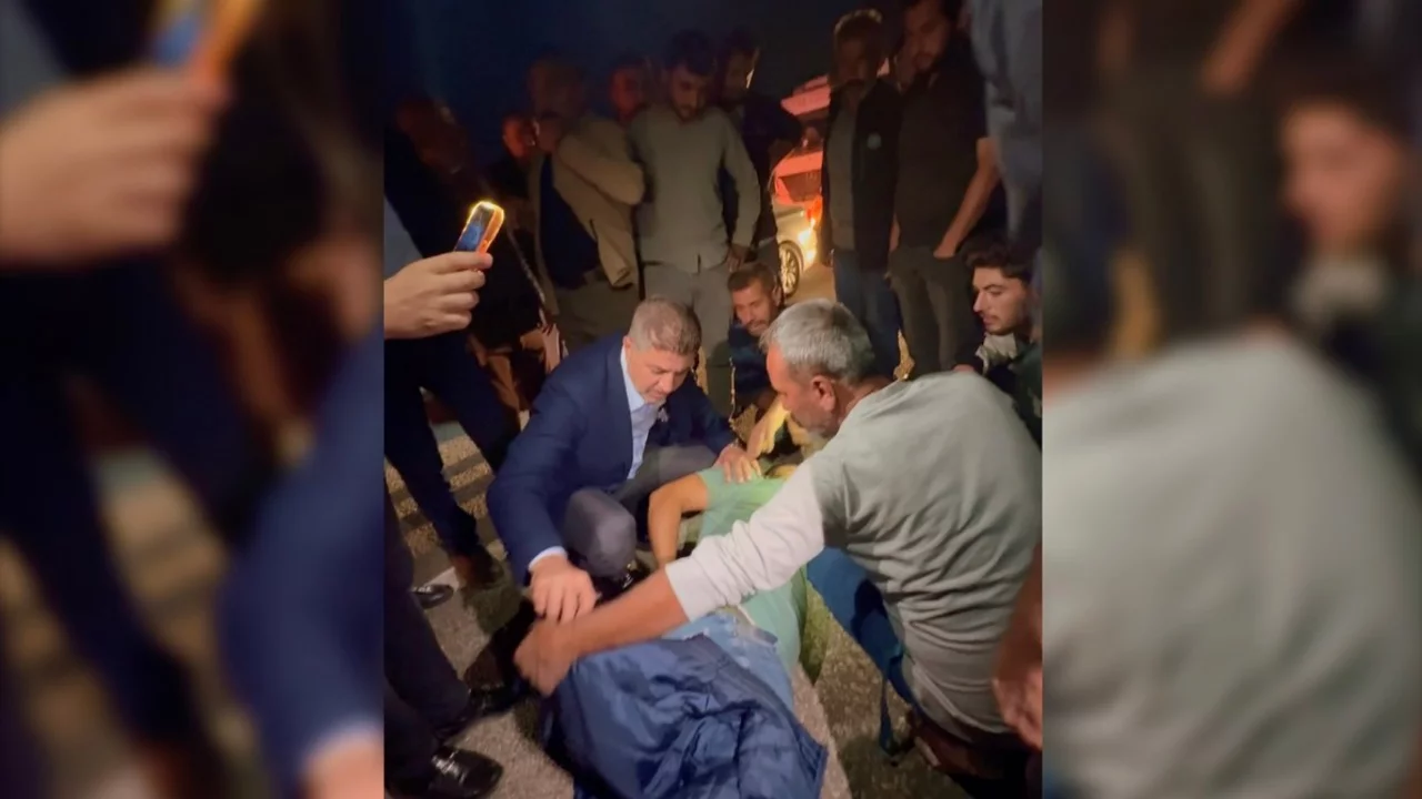 Adıyaman'da aracın &ccedil;arptığı Hakan &Ccedil;.'ye ilk yardımı Vali K&uuml;&ccedil;&uuml;k ve vekil Şan yaptı