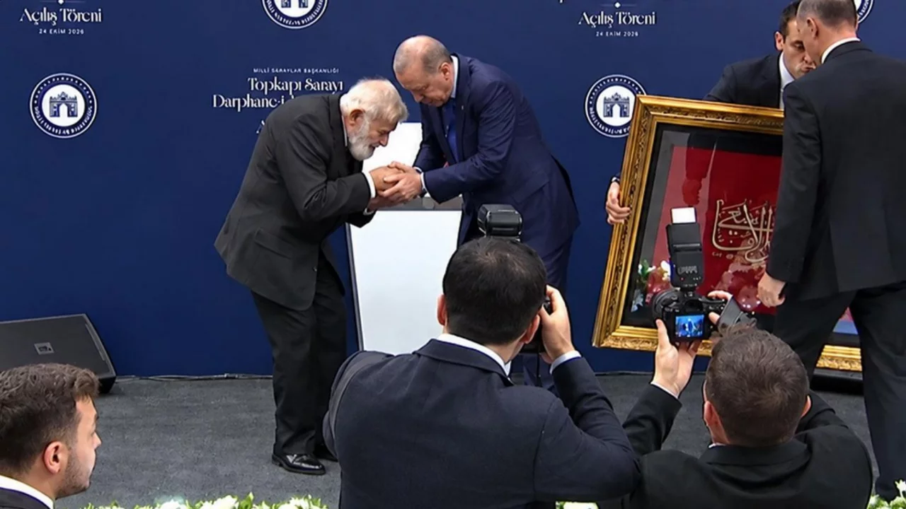 Cumhurbaşkanı Erdoğan'dan saygı dolu jest! Elini öpmek isteyince...