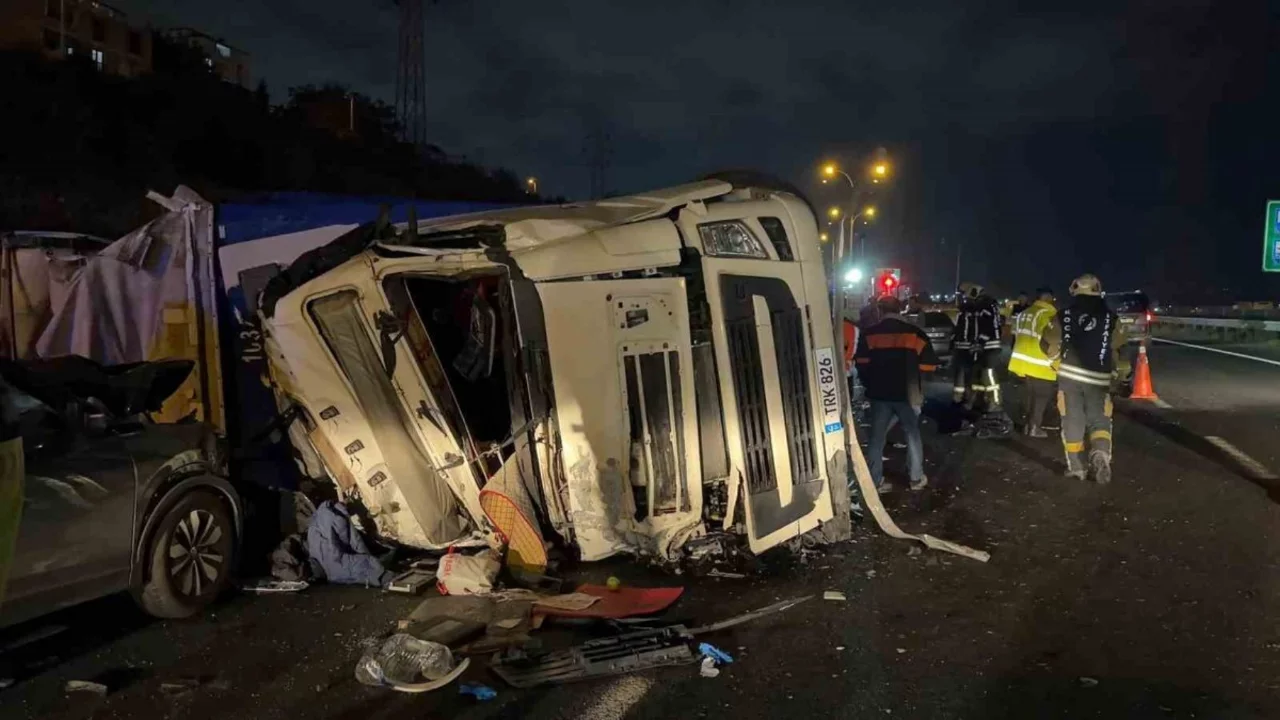 Kocaeli Dilovası'nda tır yan yattı, tır s&uuml;r&uuml;c&uuml;s&uuml; &ouml;ld&uuml;, 2 kişi yaralandı
