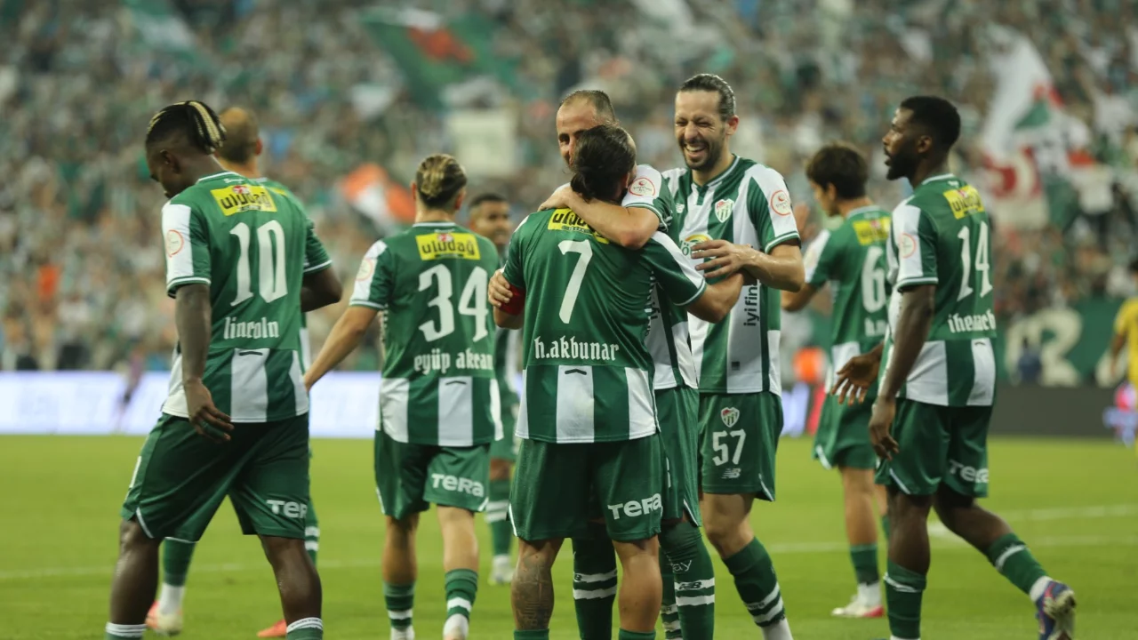 Bursaspor, zirve i&ccedil;in m&uuml;cadele edecek!
