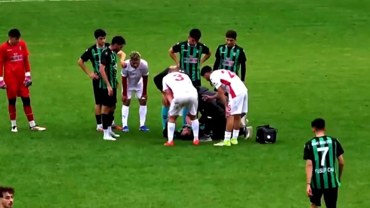 Maçın bitmesine saniyeler kalmıştı! Futbolcu bir anda yere yığıldı