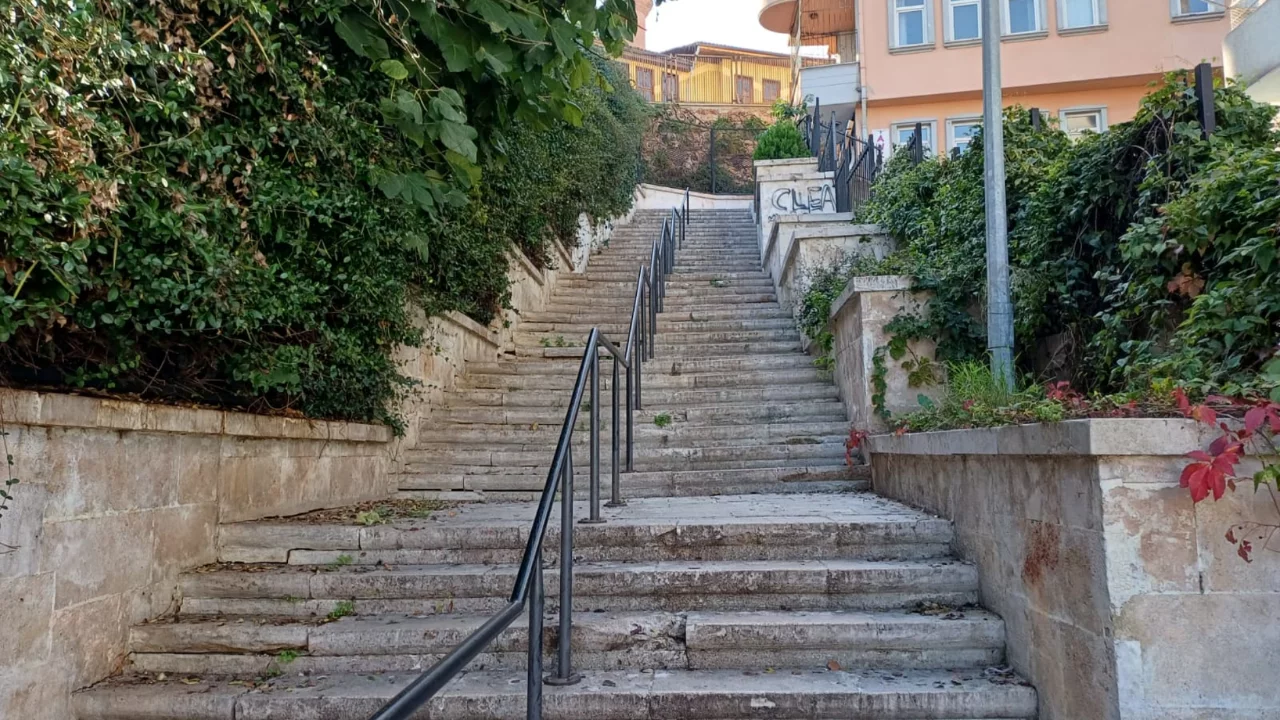 Bursa'da "Kırk Merdiven" alarm veriyor! Yaşlıların yoğun yaşadığı mahallede onarım talebi
