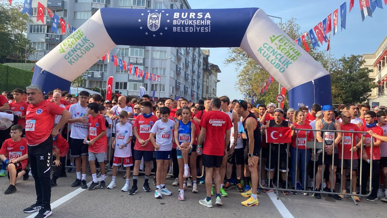 Bursa'da Cumhuriyet coşkusu koşuyla taçlandı!