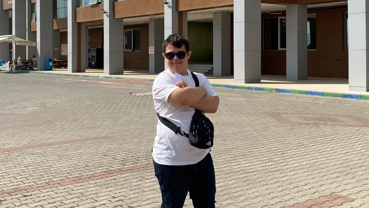 Bursa'da d&uuml;nya &uuml;&ccedil;&uuml;nc&uuml;s&uuml; oldu! Down sendromlu Melih'in &uuml;niversite başarısı gururlandırdı