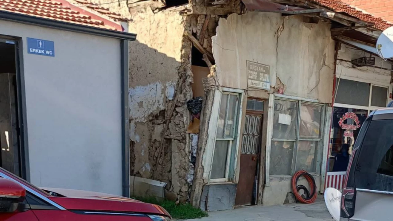 Bursa'da vatandaşları tedirgin eden bina! "Yıkıldı yıkılacak"