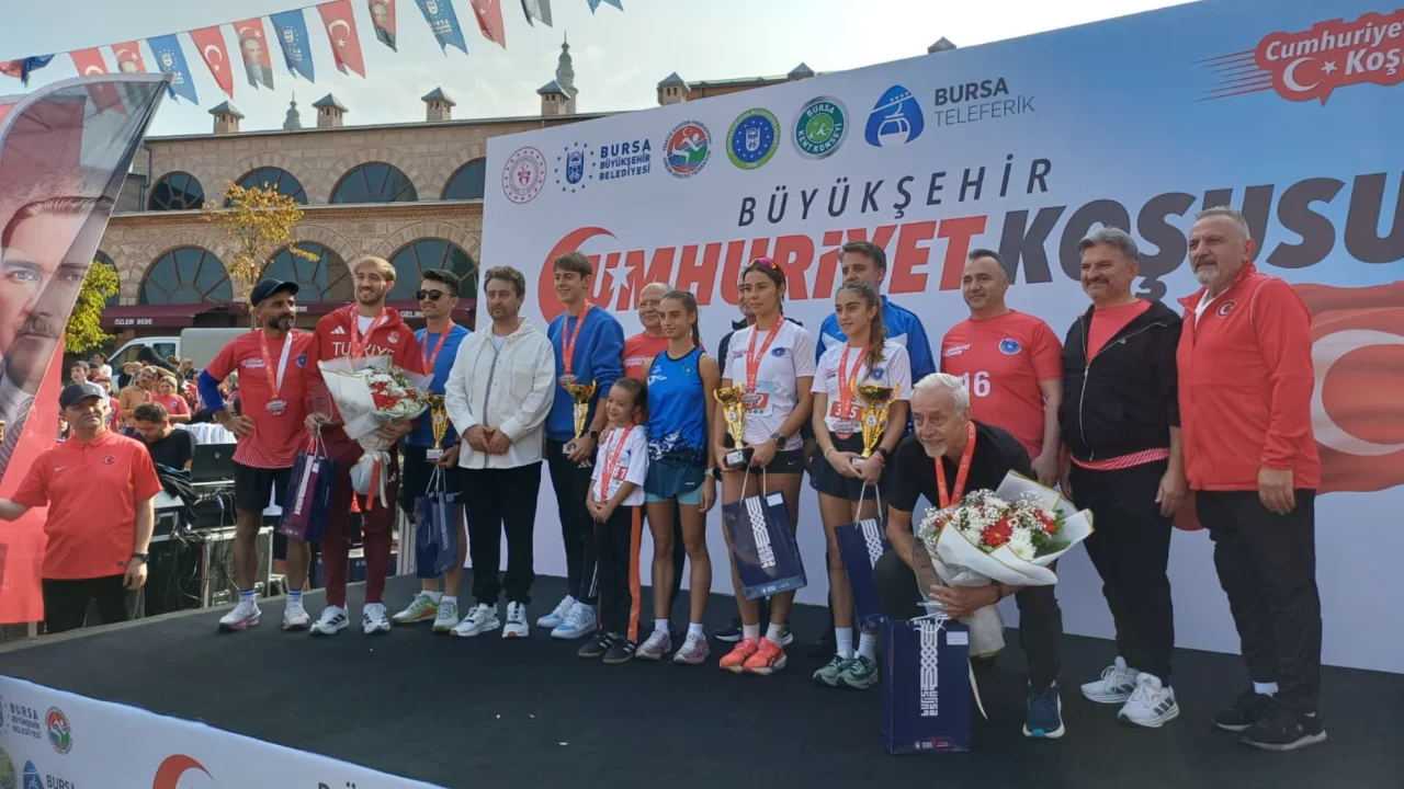 Bursa'da Cumhuriyet i&ccedil;in koştular! İşte kazananlar...