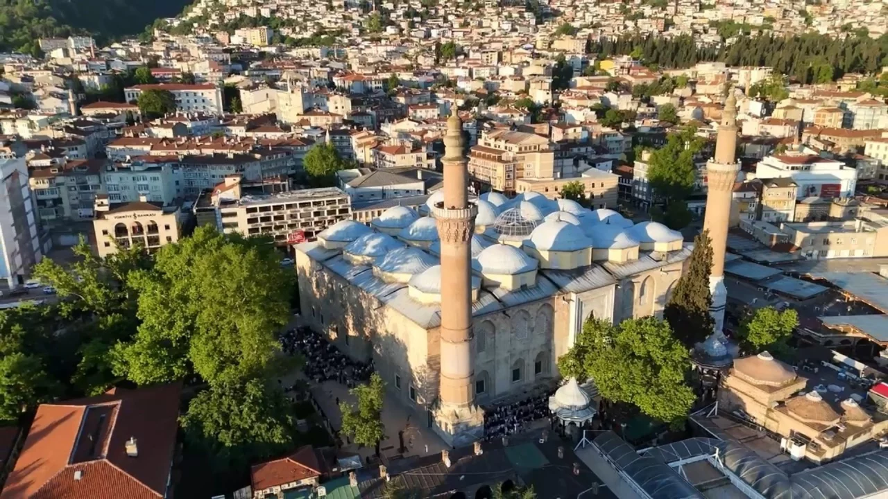 Bursa Ulu Camii için turist rehberlerine çağrı: "Bir hat müzesi değil, ibadet edilen bir mabet"