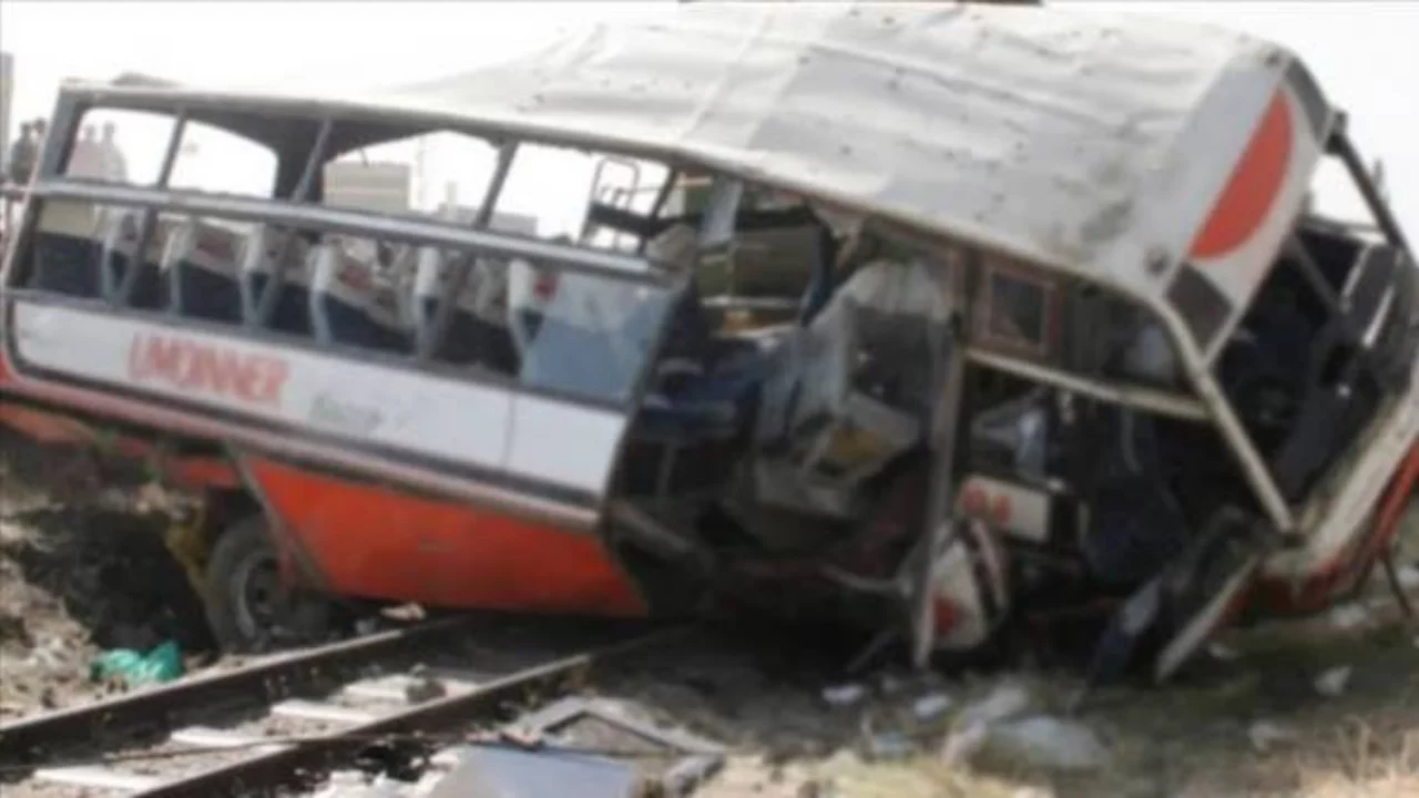 Kenya'da feci kaza! Yolcu otob&uuml;s&uuml; ile kamyon &ccedil;arpıştı: 22 &ouml;l&uuml;