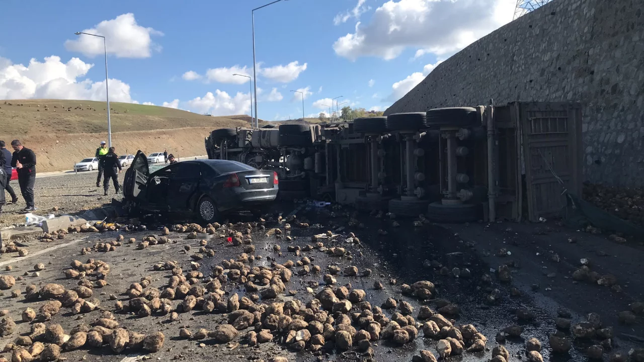 Pancar yüklü tır otomobili altına aldı! Ölü ve yaralılar var...