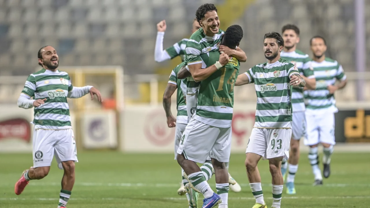 Bursaspor, Ke&ccedil;i&ouml;reng&uuml;c&uuml; deplasmanında galibiyet peşinde! MA&Ccedil; BAŞLADI