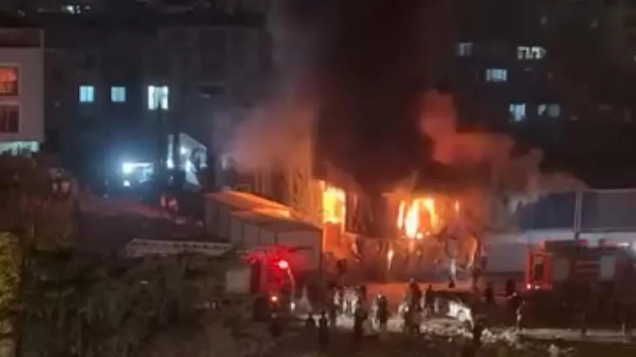 Hatay'da iş&ccedil;ilerin kaldığı konteynerde yangın!