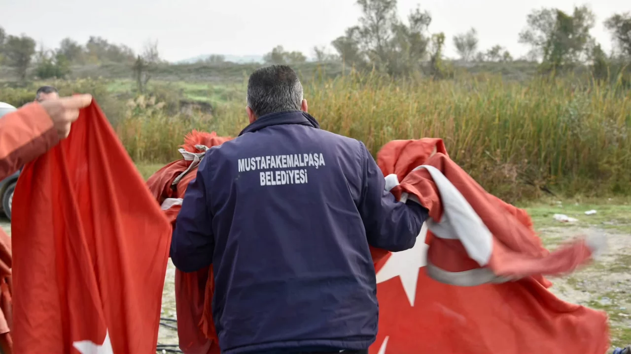 Bursa'da dere kenarında skandal g&ouml;r&uuml;nt&uuml;! &Ccedil;&ouml;plerin arasından T&uuml;rk bayrakları &ccedil;ıktı