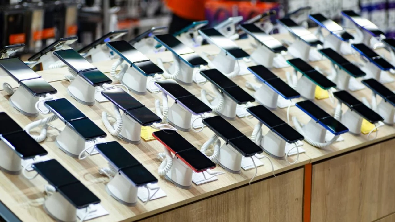 Araba fiyatına satılan telefonda b&uuml;y&uuml;k kriz! Dev şirket sessizliğini bozdu