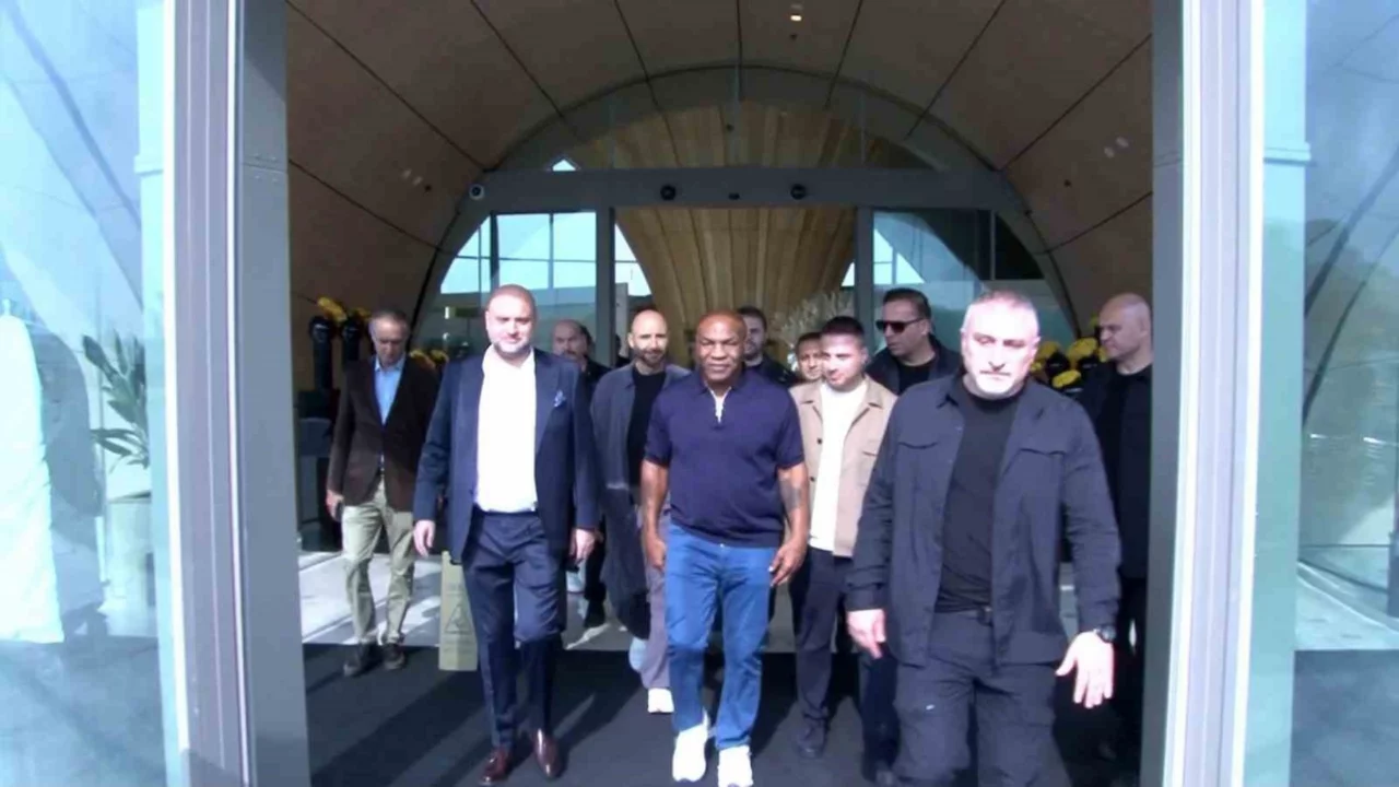 Mike Tyson İstanbul'a geldi! Fenerbahçe-Galatasaray derbisi sorusuna verdiği yanıt şaşırttı