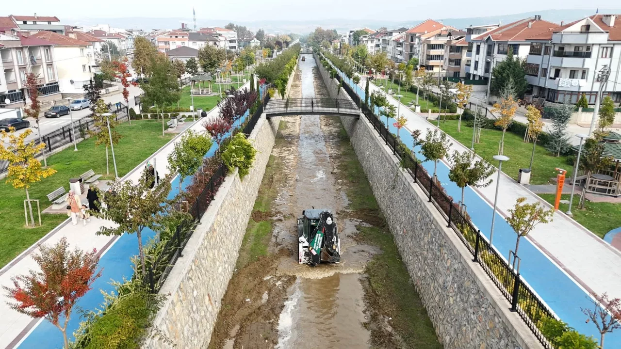 Bursa'da yağışlar &ouml;ncesi dikkat &ccedil;eken hamle! İş makineleri &ccedil;alışmaya başladı