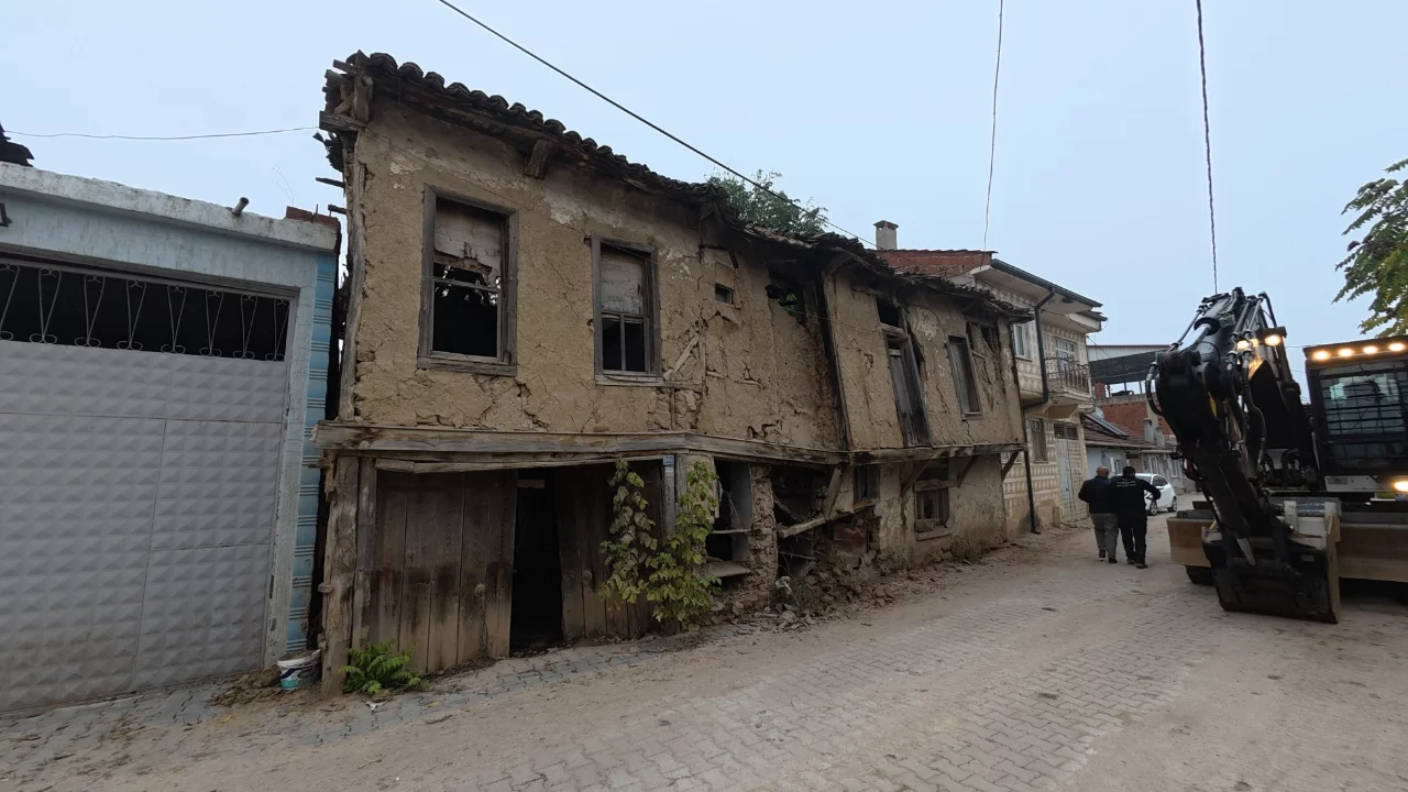 Bursa Yenişehir'de tehlike oluşturan metruk yapılar yıkıldı!