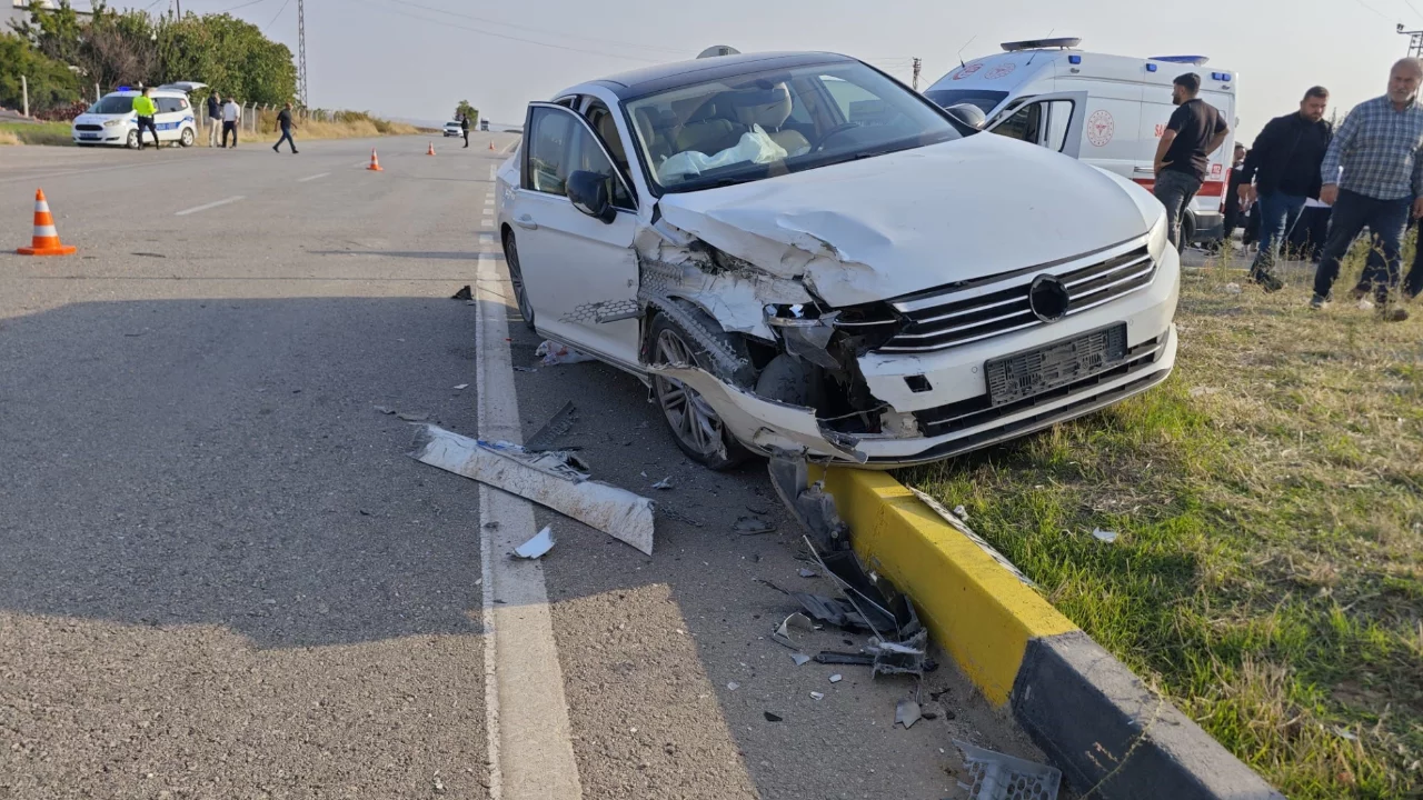 Diyarbakır'da otomobil ile tır &ccedil;arpıştı: 3'&uuml; &ccedil;ocuk 4 kişi yaralandı