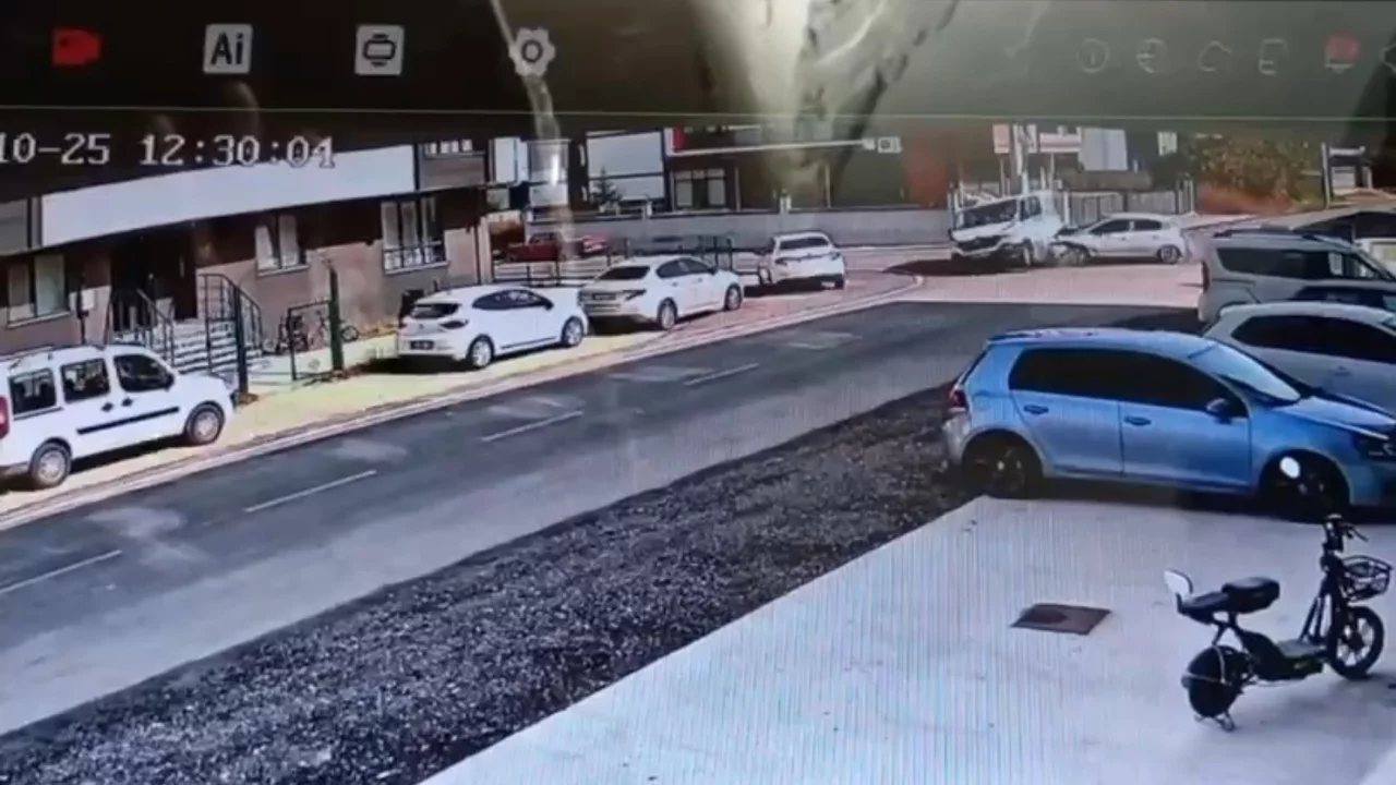 Düzce'de feci kaza! Otomobil minibüsün altına girdi, 3 kişi yaralandı