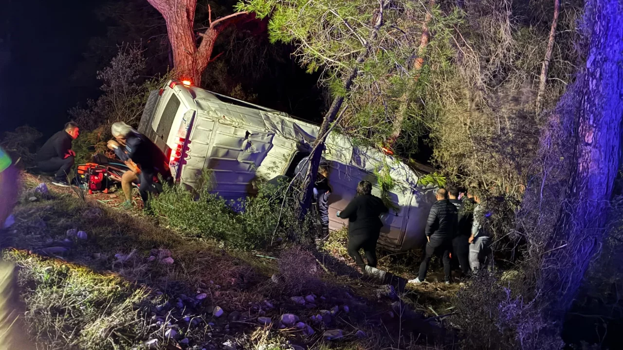 Antalya'da minibüs şarampole devrildi! Sürücü ve 15 yolcu yaralandı