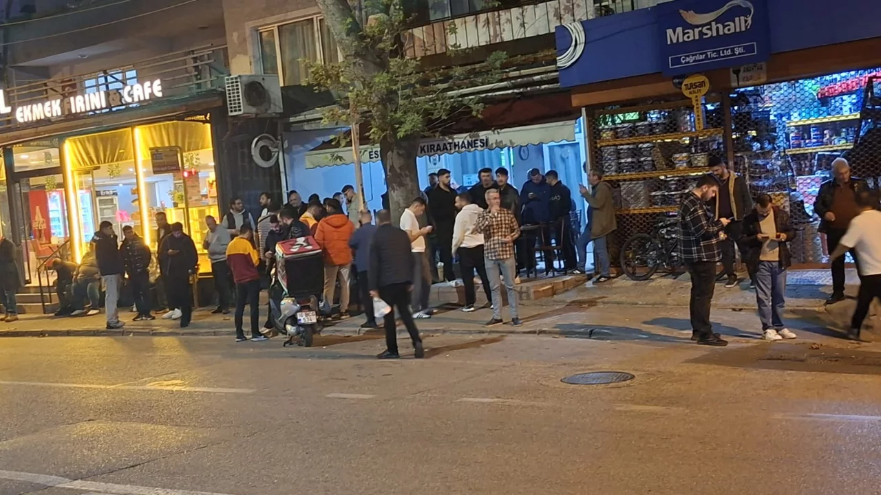Bursa'da derbi yoğunluğu! Dikkaldırım'daki kahvehanede adım atacak yer kalmadı