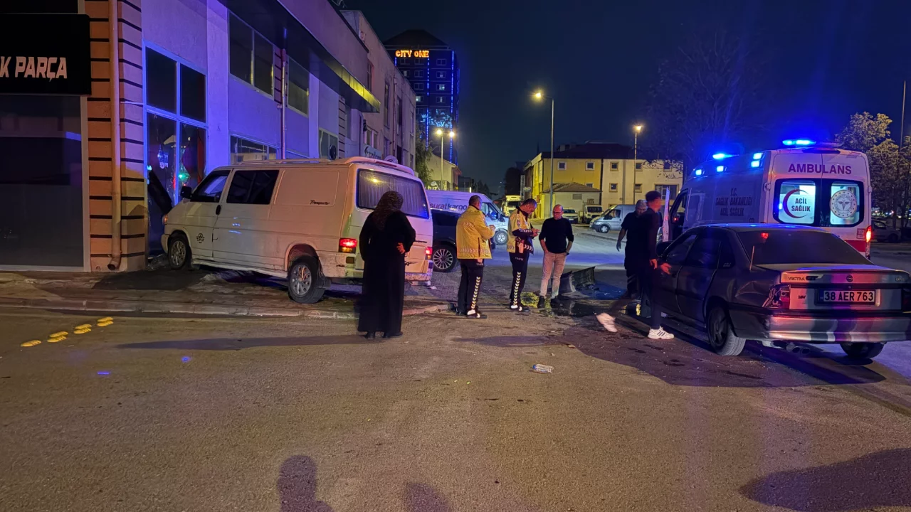 Kayseri'de korkutan kaza! Kontrolden &ccedil;ıkan minib&uuml;s d&uuml;kkanın camına &ccedil;arptı