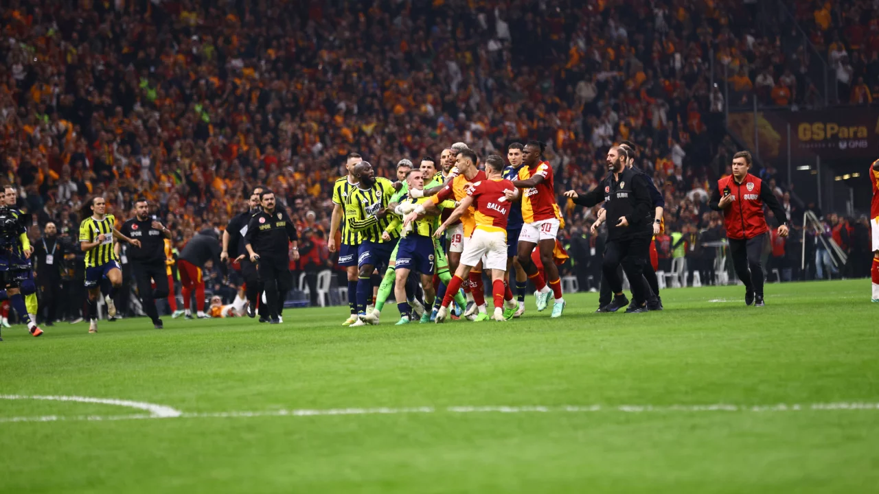 Galatasaray-Fenerbah&ccedil;e derbisinin ardından saha karıştı! Futbolcular birbirine girdi