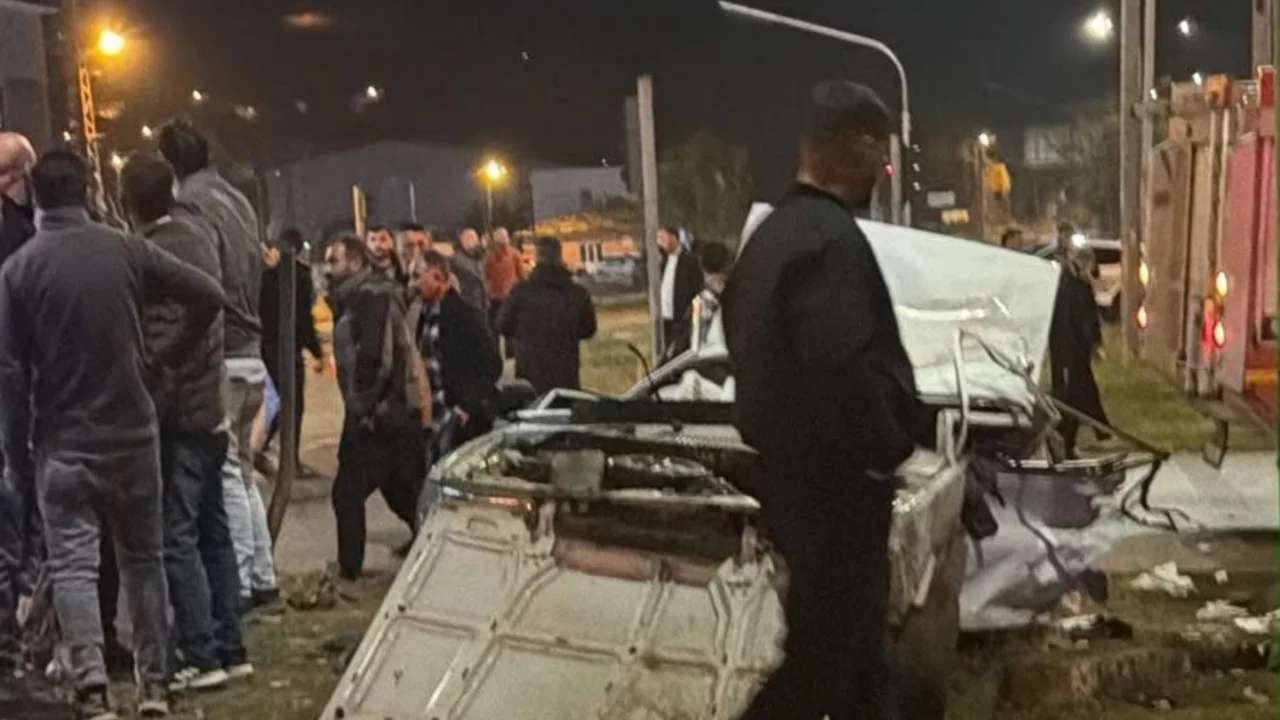 Van'da yakıt tankeri ile otomobil &ccedil;arpıştı: 1 &ouml;l&uuml;, 4 yaralı