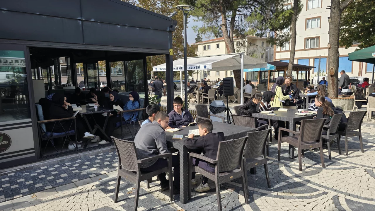 Bursa'da Başkan ve öğrencilerden kitap okuma seferberliği