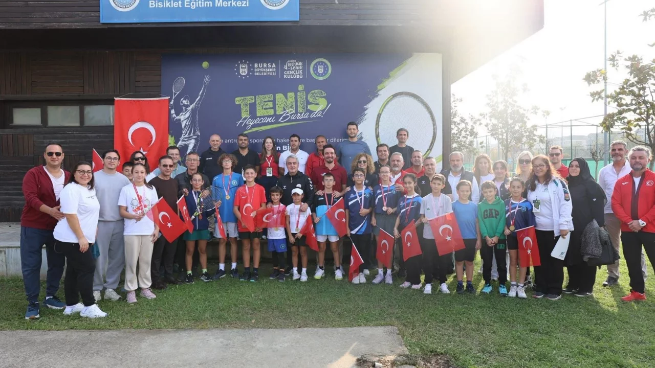 Cumhuriyet coşkusu tenis kortlarına taşındı