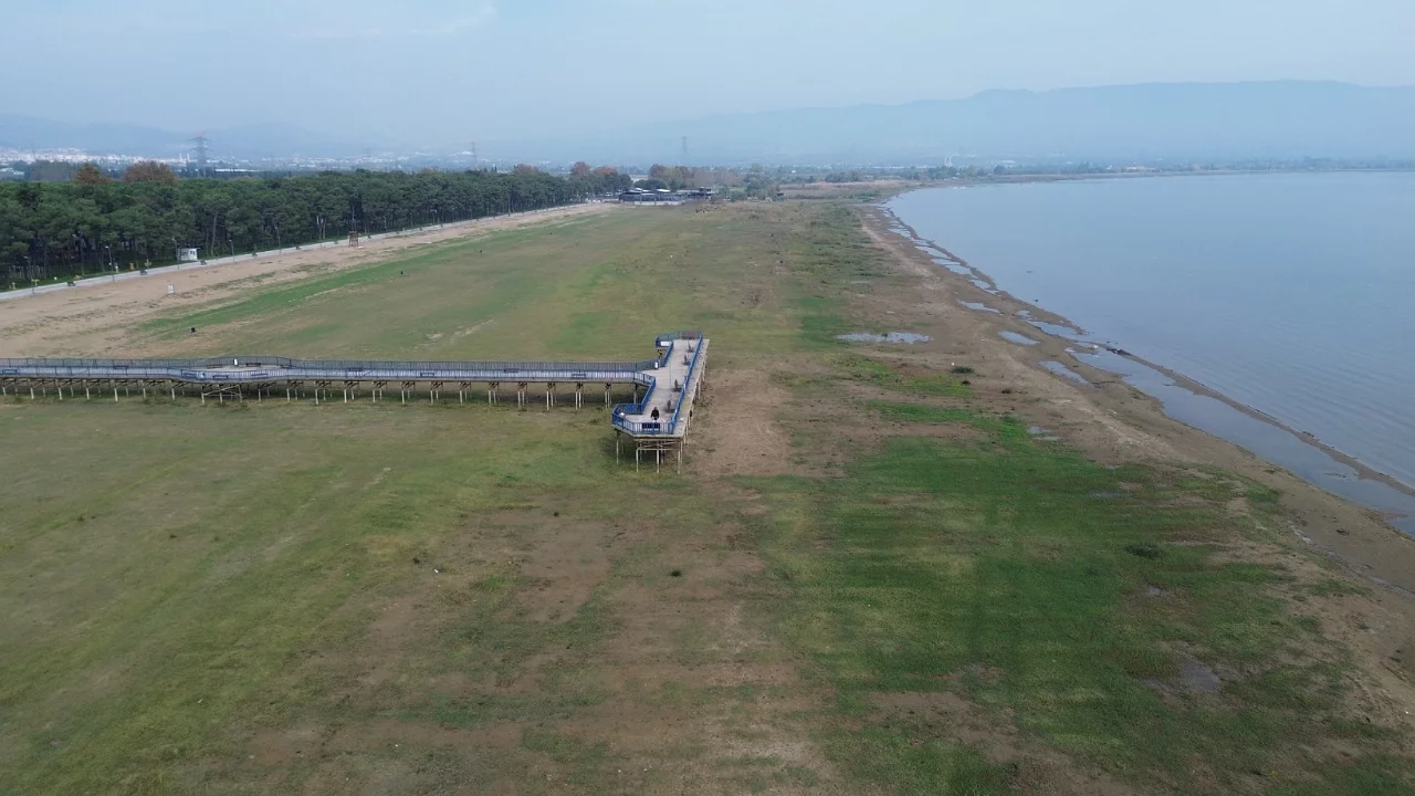 Bursa'da İznik G&ouml;l&uuml; alarm veriyor! 200 metre &ccedil;ekildi, iskele karada kaldı