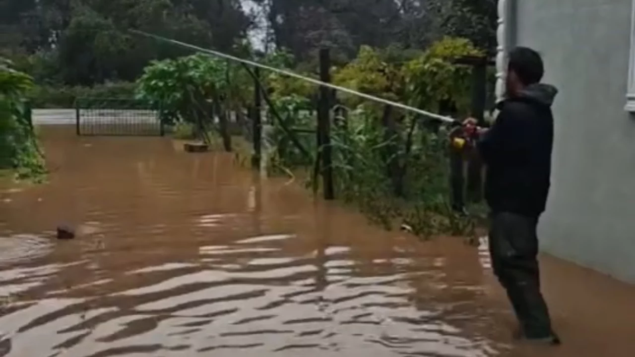 Bursa'da sokaklar g&ouml;le d&ouml;nd&uuml;! Vatandaş evinin &ouml;n&uuml;nden balık tuttu...