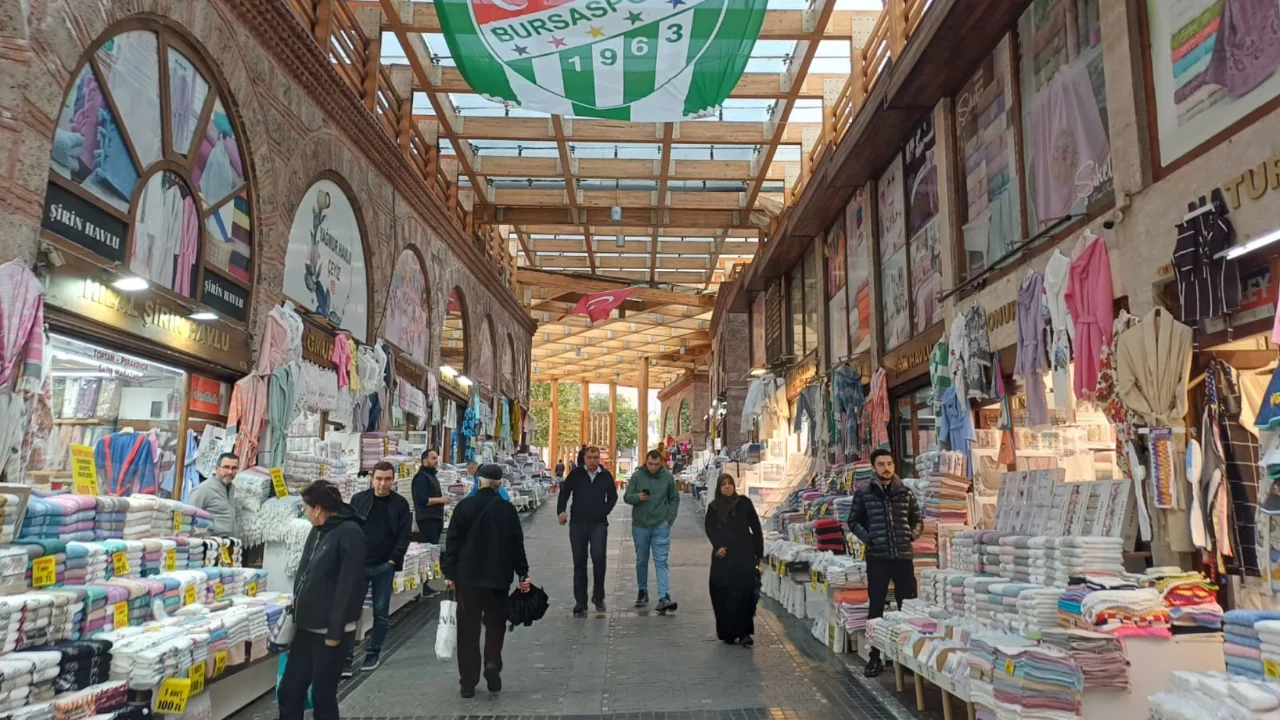 Bursa'nın tarihi çarşısında yağmur çilesi! Esnaf çözüm bekliyor