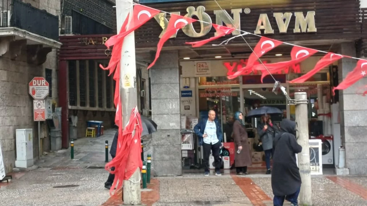 Bursa'nın kalbinde T&uuml;rk bayraklarına &ouml;zensiz g&ouml;r&uuml;nt&uuml;!